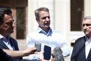 «Καυτό» καλοκαίρι για την κυβέρνηση: Τα ανοιχτά μέτωπα, η πίεση της αντιπολίτευσης και τα δημοσκοπικά μηνύματα