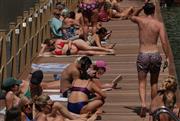 Η Ευρώπη «καίγεται»: Κύμα καύσωνα με θερμοκρασίες άνω των 40 βαθμών - Τι ισχύει για την Ελλάδα