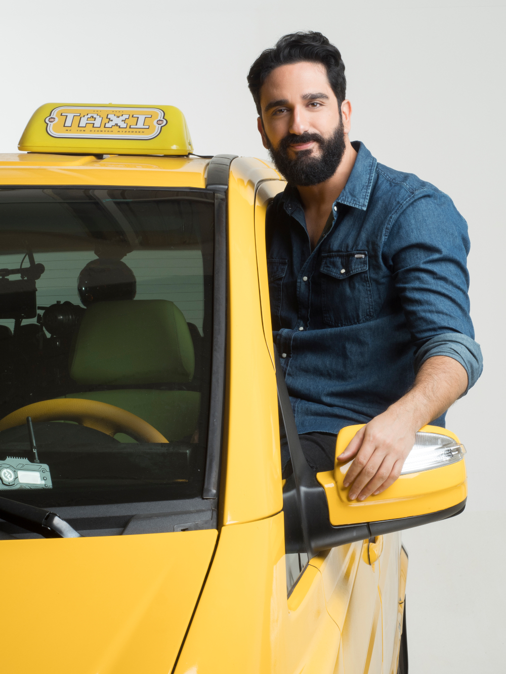 Διονύσης Ατζαράκης «Στα γυρίσματα απολαμβάνω περισσότερο την επικοινωνία που έχω με τους παίκτες. Μόλις με βλέπουν, αντιδρούν χαρούμενα» λέει ο Διονύσης Ατζαράκης