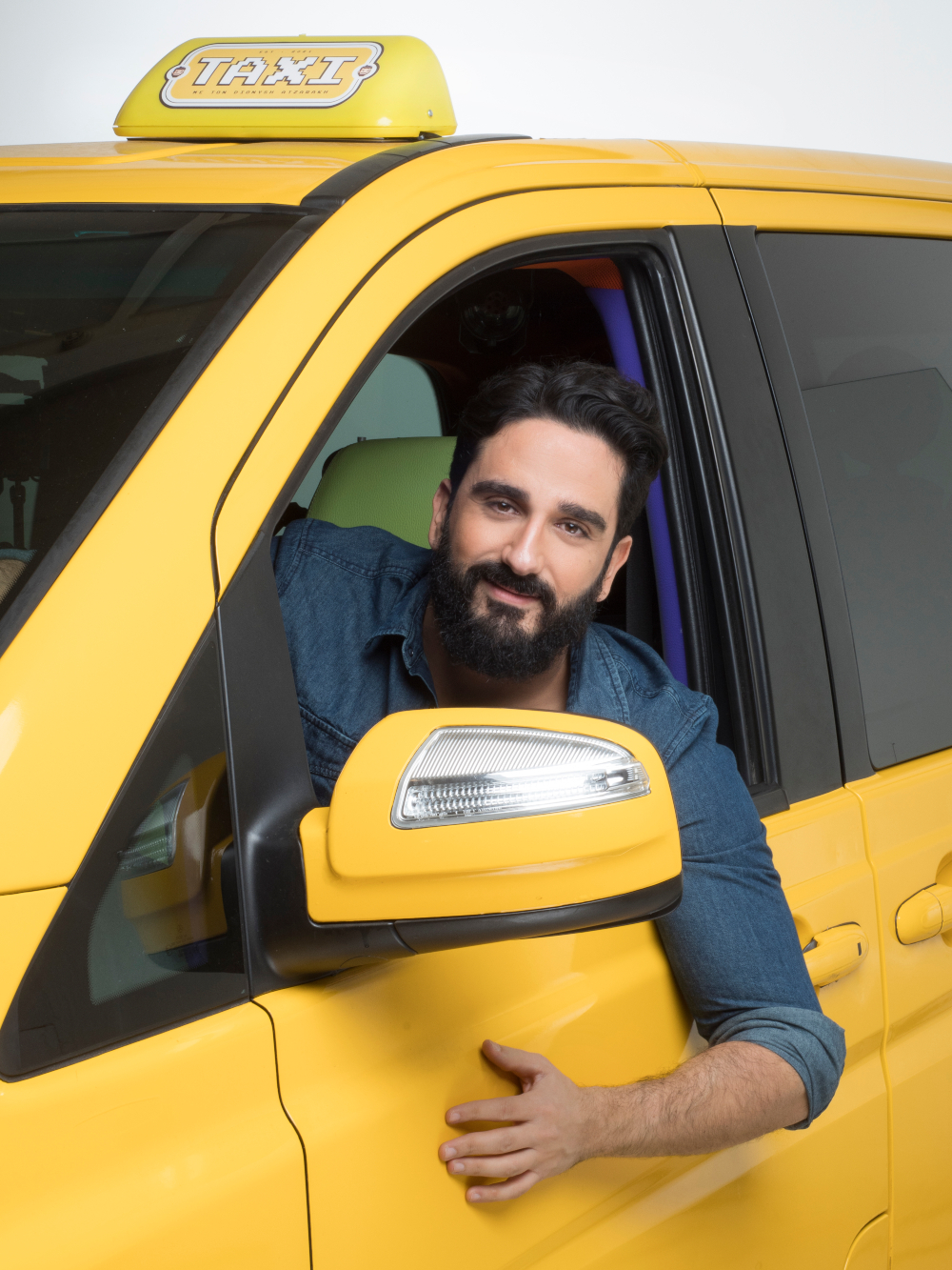 Διονύσης Ατζαράκης «Οι γονείς μου πίστευαν ότι κάποια στιγμή θα βάλω μυαλό και θα γυρίσω στην οδό της σοβαροφάνειας και των “σωστών” επαγγελμάτων» λέει ο Διονύσης Ατζαράκης