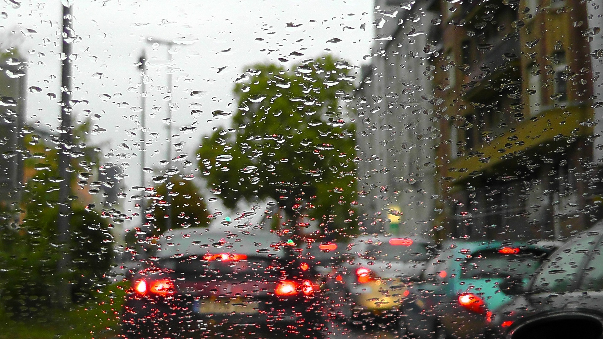 rain-77339_1920.jpg βροχή κίνηση