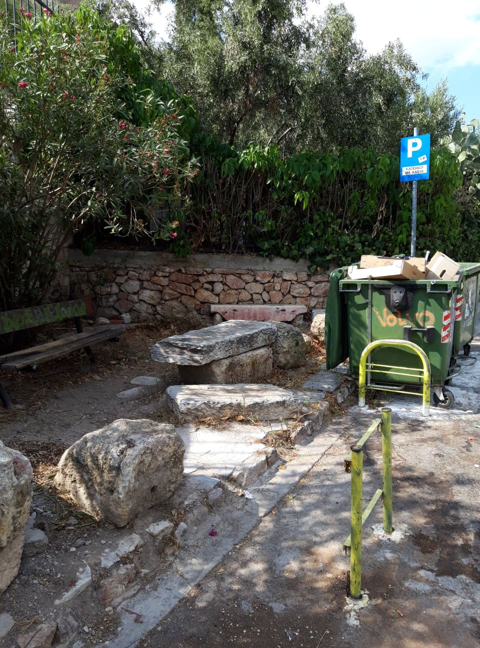 Κάδοι δίπλα σε αρχαιότητες.jpg Κάδοι δίπλα σε αρχαιότητες.jpg