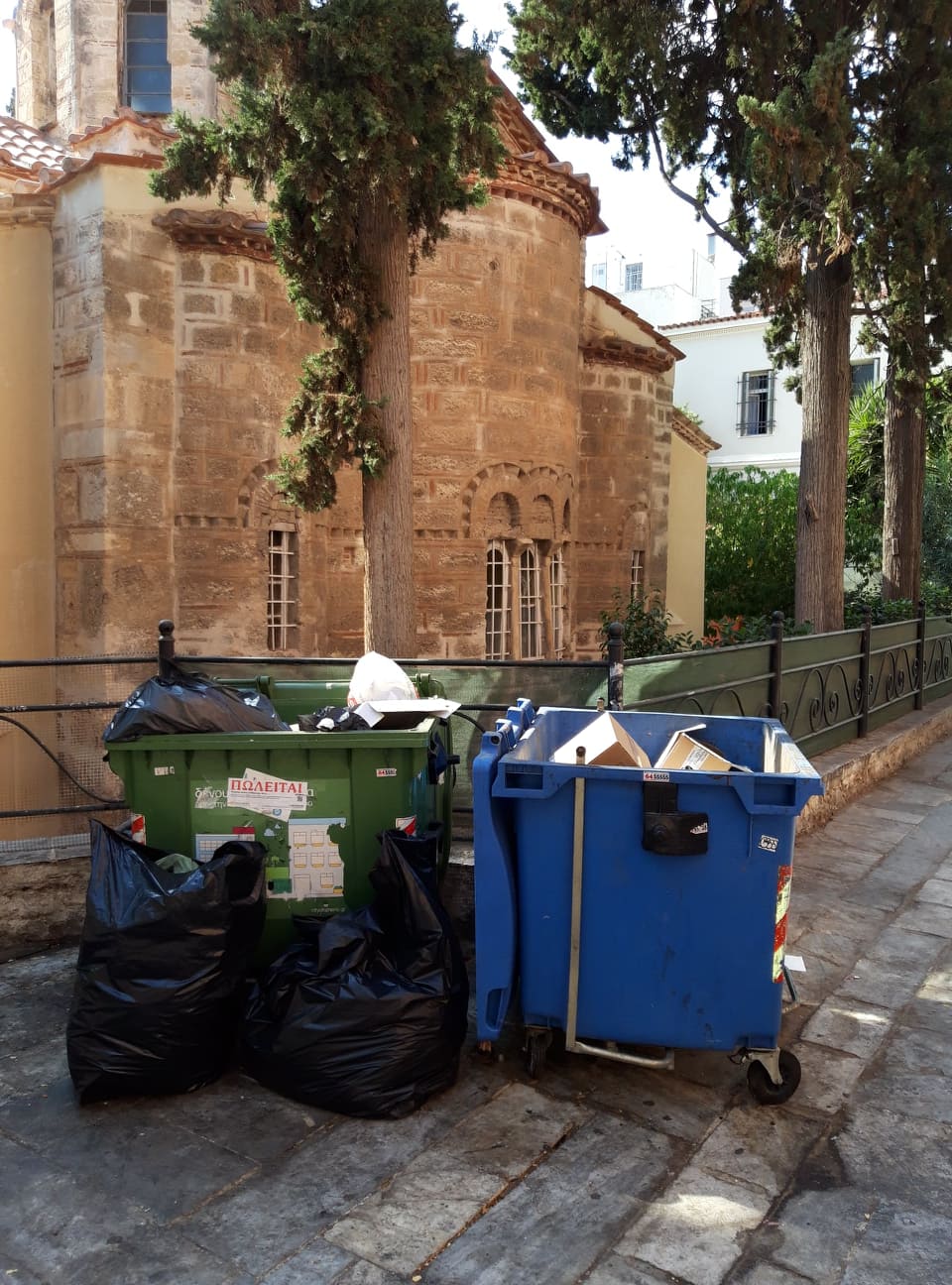 Κάδοι στο ναό Μεταμόρφωσης του Σωτήρος.jpg Κάδοι στο ναό Μεταμόρφωσης του Σωτήρος.jpg