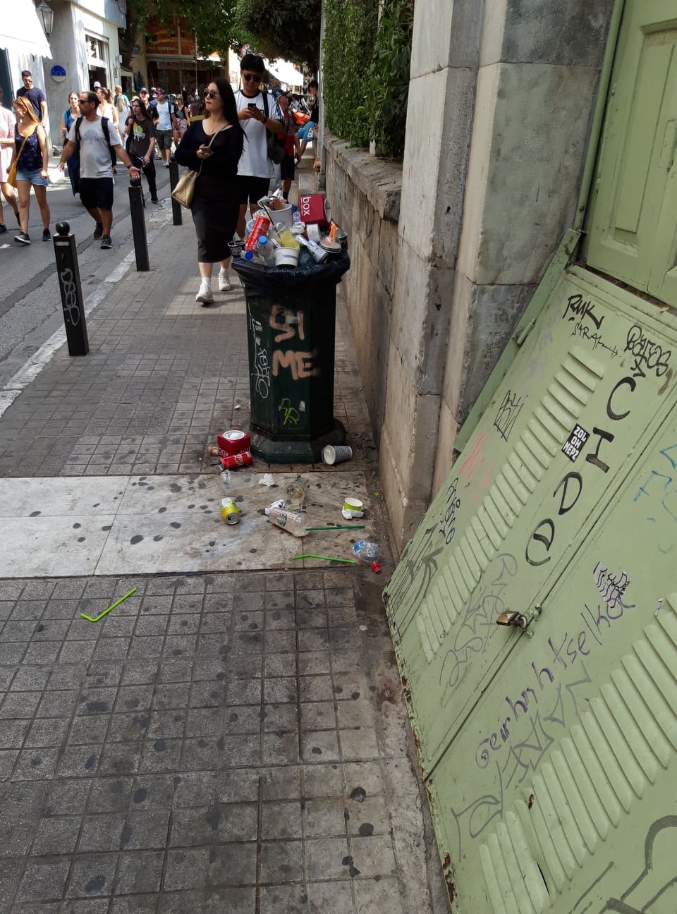 Καλάθι οδός Αδριανού.jpg Καλάθι οδός Αδριανού.jpg