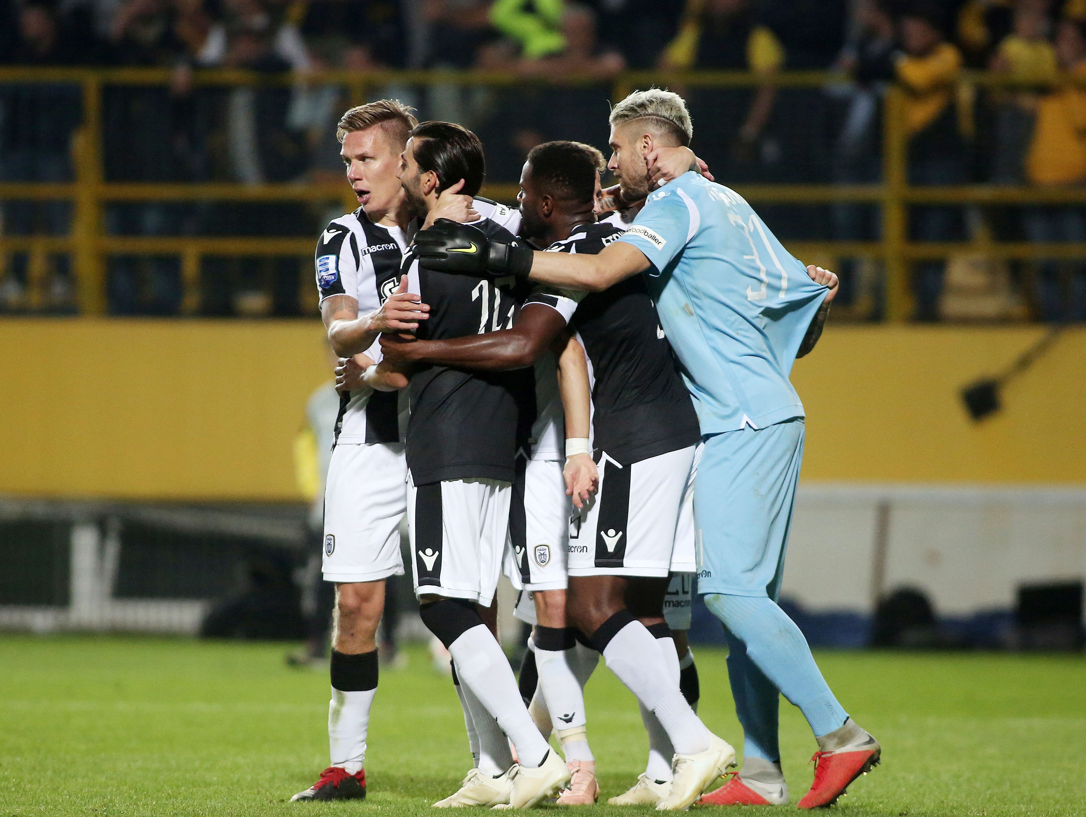 paok3.jpg Εξαλλα πανηγύρισαν οι παίκτες του «δικέφαλου» το διπλό στο «Βικελίδης» (INTIME)