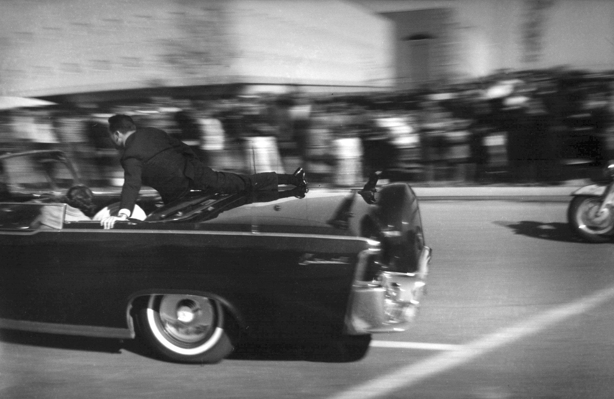 ap_17268753182128.jpg Η λιμουζίνα μεταφέρει τον νεκρό Κένεντι