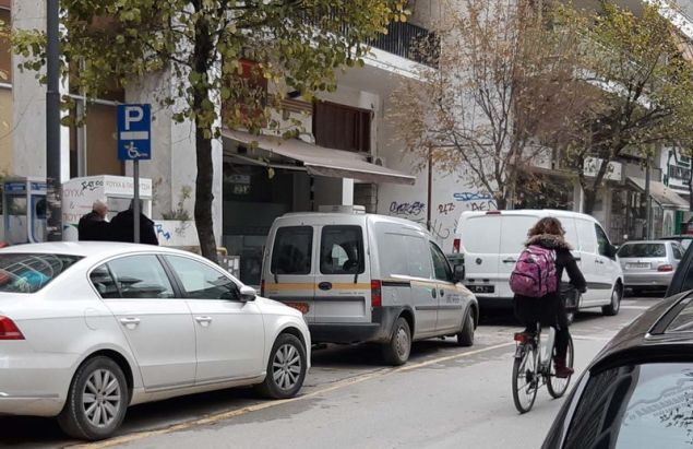 autokinito-parkarei-se-thesi-gia-amea.jpg αυτοκίνητο, πάρκινγκ