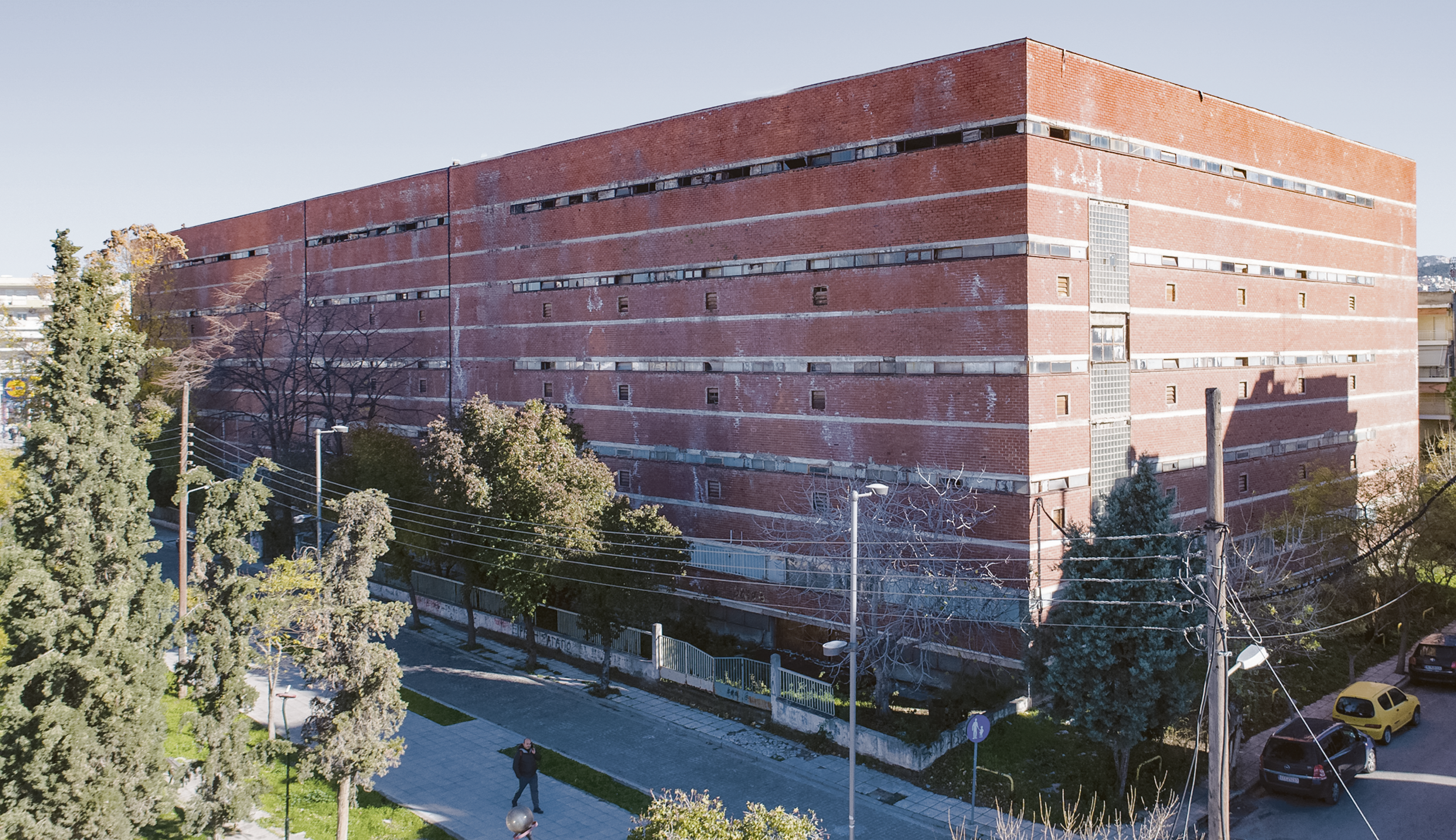 Το «κόκκινο καπνοµάγαζο» είναι η πιο γνωστή καπναποθήκη στην περιοχή της Σταυρούπολης Το «κόκκινο καπνοµάγαζο» είναι η πιο γνωστή καπναποθήκη στην περιοχή της Σταυρούπολης
