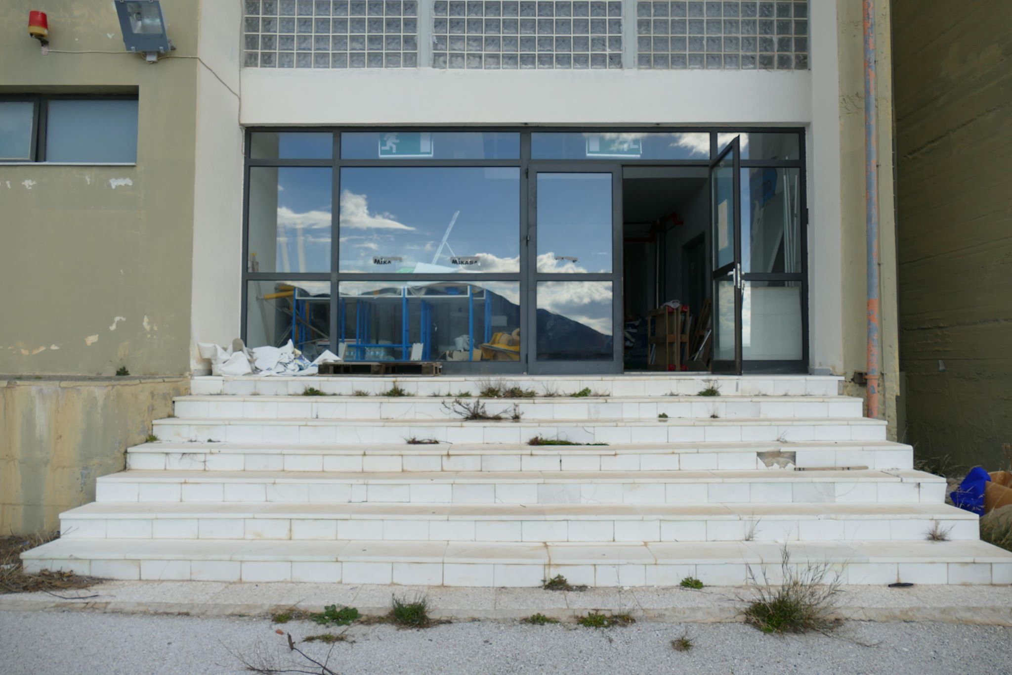 Η εξωτερική είσοδος και το λόμπι που κάποτε φιλοξενούσε τους επισήμους και τους υπουργούς που στη συνέχεια το εγκατέλειψαν Η εξωτερική είσοδος και το λόμπι που κάποτε φιλοξενούσε τους επισήμους και τους υπουργούς που στη συνέχεια το εγκατέλειψαν