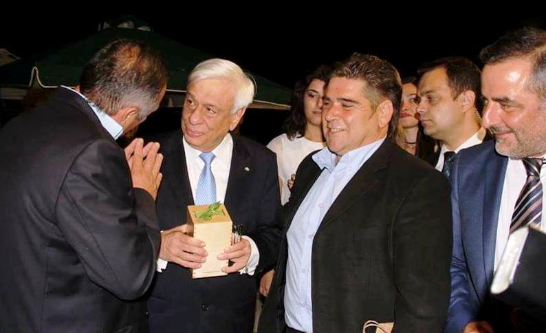 Απονομή συλλεκτικής συσκευασίας Νο 1 στον Πρόεδρο της Δημοκρατίας ΕΠΤΑΣΤΙΚΤΟΣ
