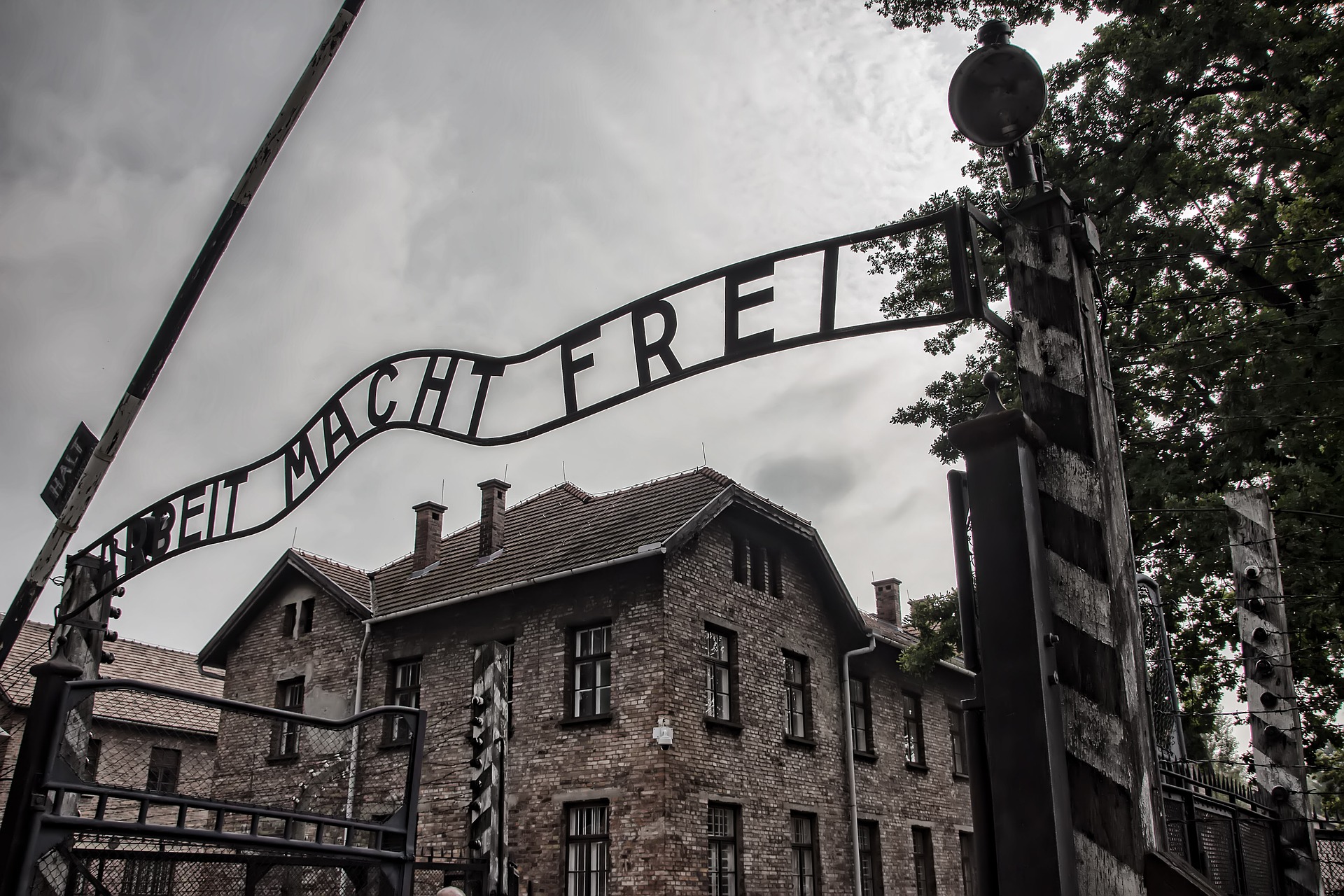 auschwitz-i-3671389_1920.jpg Το ΥΠΕΞ για το Ολοκαύτωμα