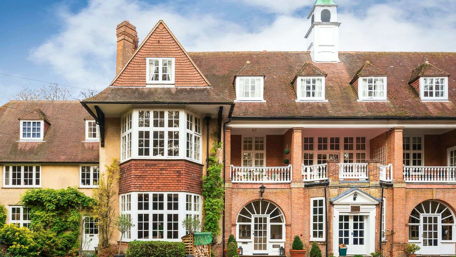 bond-house1.jpg bond-house1.jpg