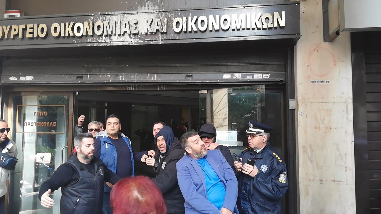 poeb.jpg Εισβολή ΠΟΕ ΟΤΑ στο υπουργείο Οικονομίας