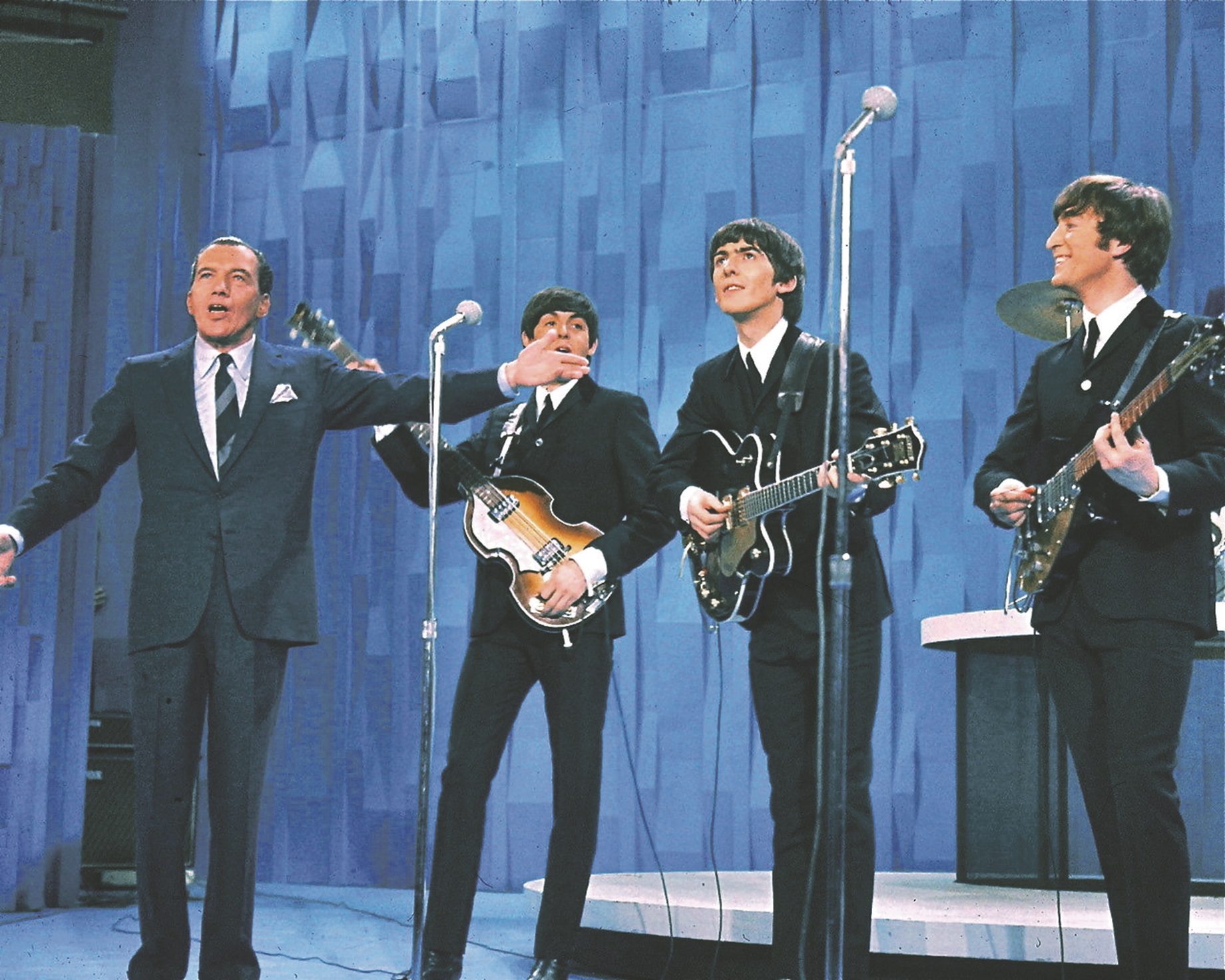 the-beatles-with-ed-sullivan-1964.jpg 73 εκατοµµύρια τηλεθεατές σε µια από τις ιστορικότερες στιγµές στην ιστορία της αµερικανικής τηλεόρασης είδαν τους Beatles στο «Ed Sullivan Show»