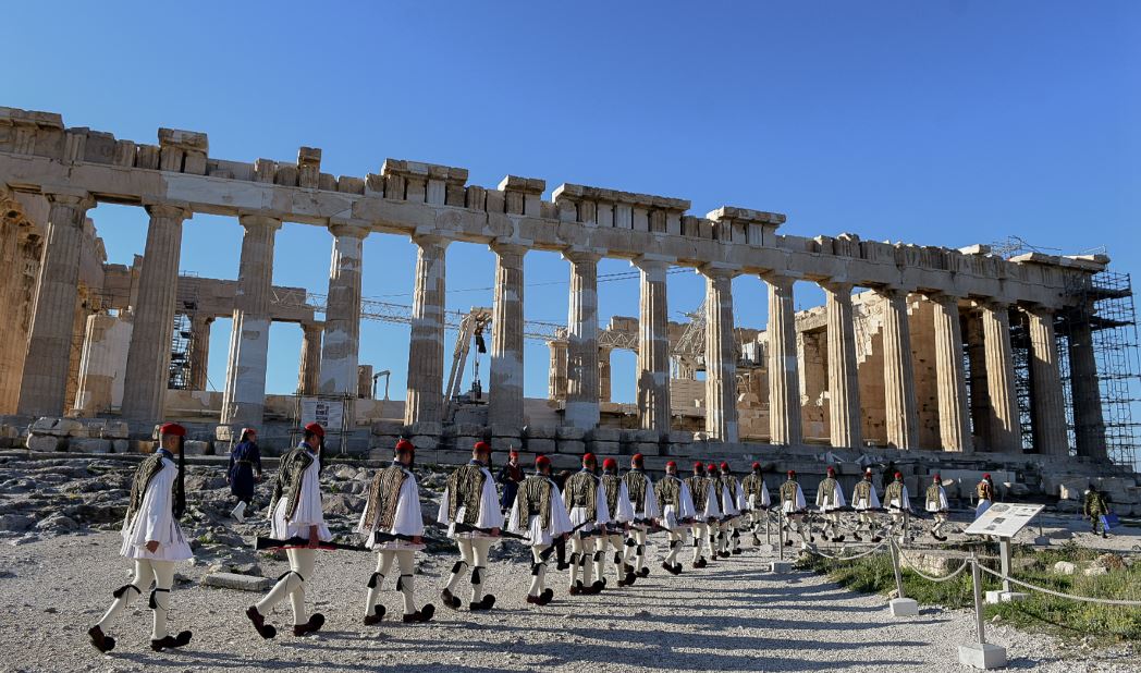 tsoliades-stin-akropoli.jpg τσολιάδες, Ακρόπολη