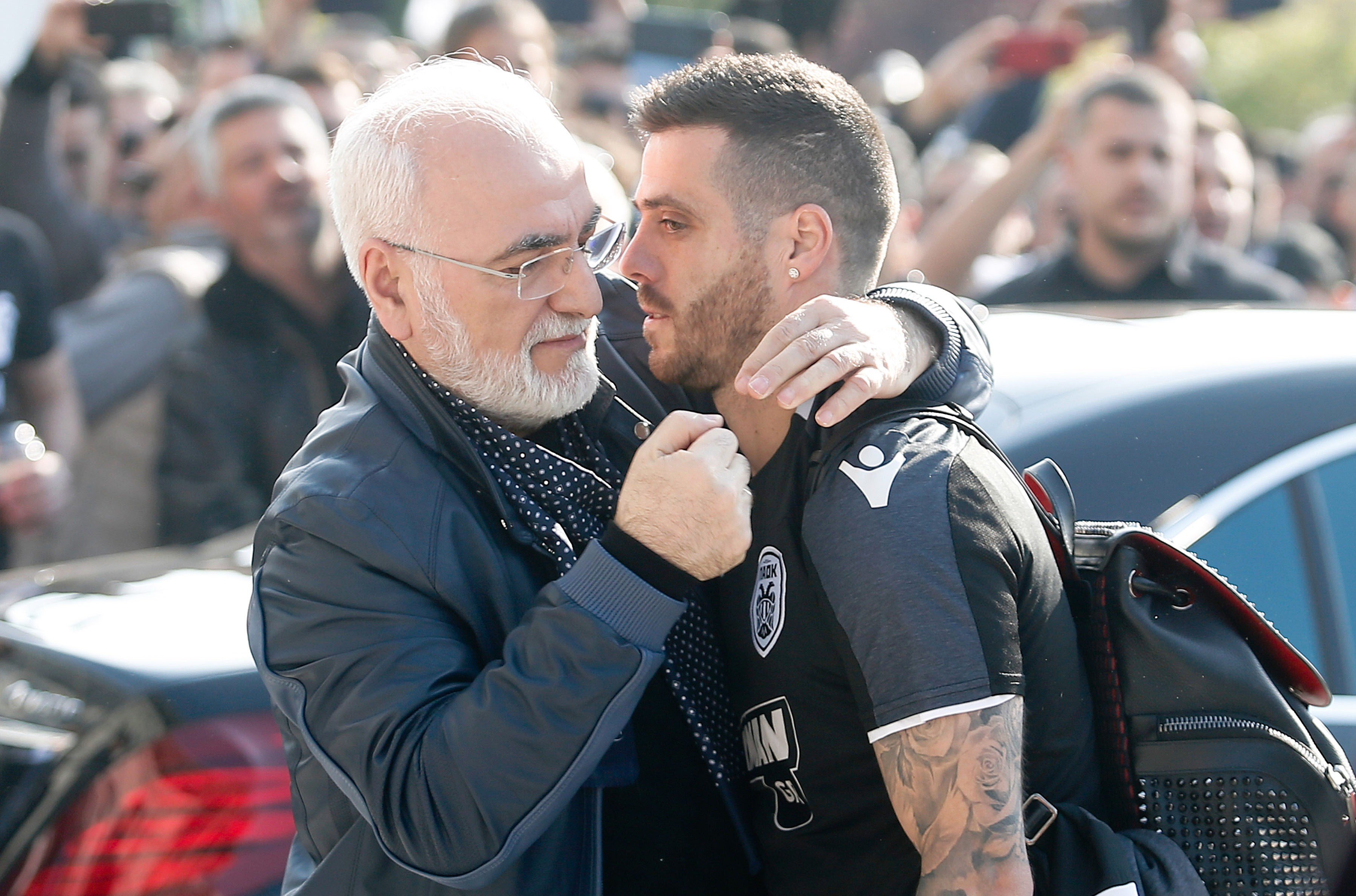 Χθες, έξω από την Τούμπα, επιφύλασσε μια ξεχωριστή αγκαλιά για τον αρχηγό Χθες, έξω από την Τούμπα, επιφύλασσε μια ξεχωριστή αγκαλιά για τον αρχηγό