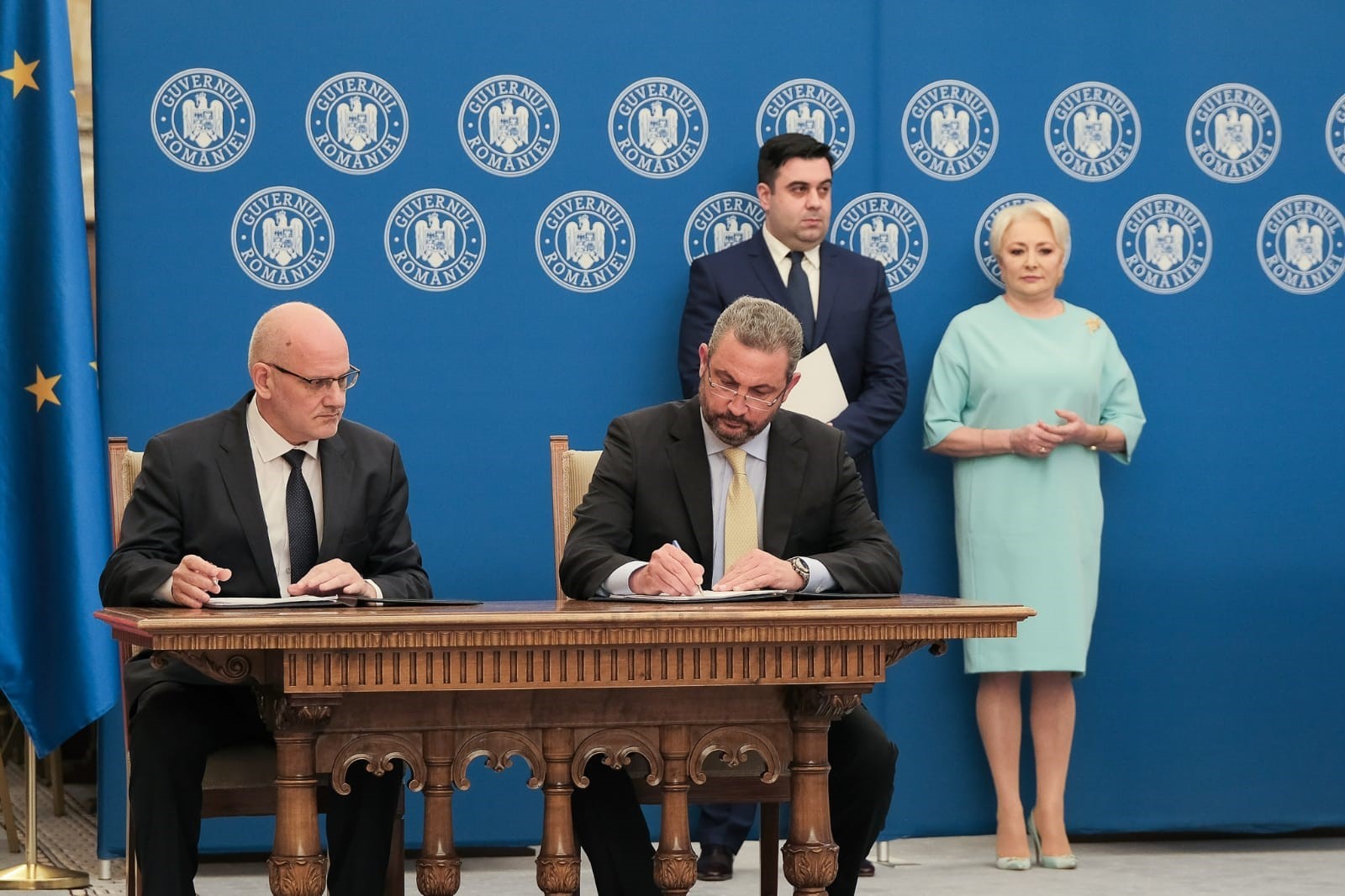 exarchou_signing.jpg exarchou_signing.jpg