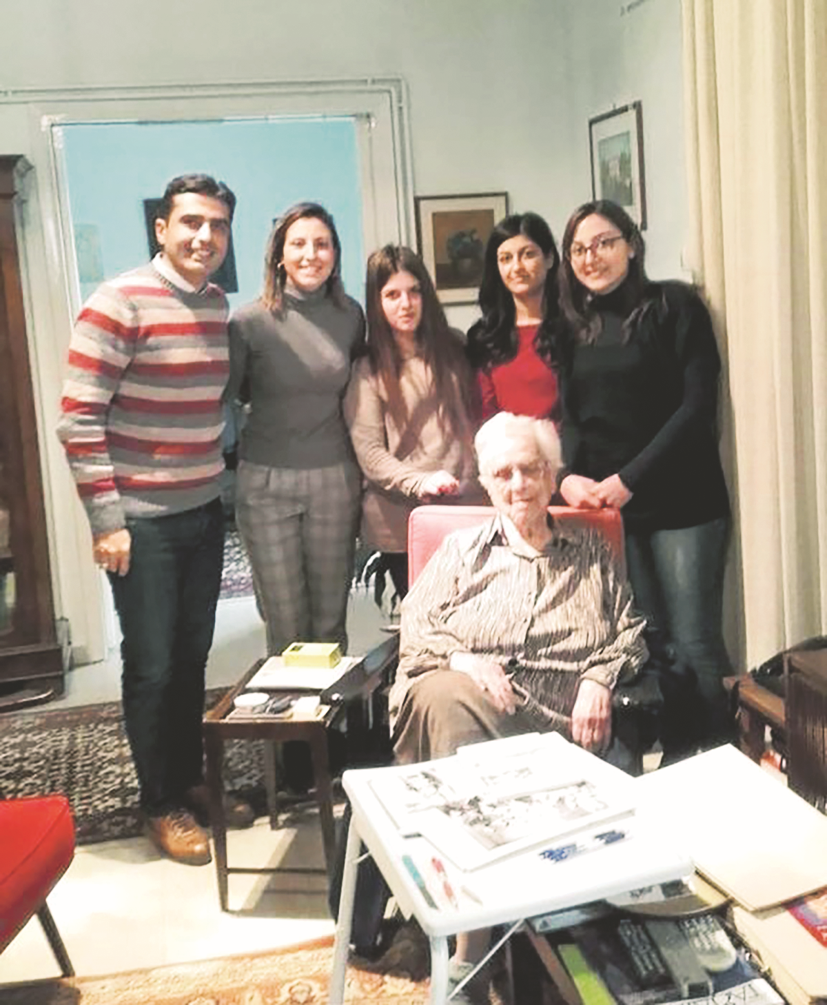Η Αννα Θεοφύλακτου, πρώην πρόεδρος της Μέριµνας Ποντίων Κυριών, µε φοιτητές της Εδρας Ποντιακών Σπουδών Η Αννα Θεοφύλακτου, πρώην πρόεδρος της Μέριµνας Ποντίων Κυριών, µε φοιτητές της Εδρας Ποντιακών Σπουδών