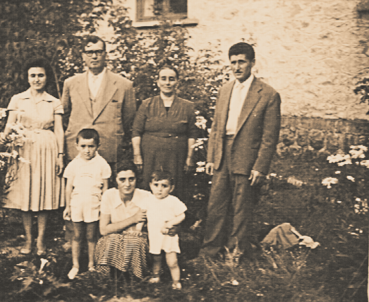 Η οικογένεια του Κωνσταντίνου Παπαδόπουλου φιλοξένησε ένα κοριτσάκι στα Κοµνηνά Η οικογένεια του Κωνσταντίνου Παπαδόπουλου φιλοξένησε ένα κοριτσάκι στα Κοµνηνά