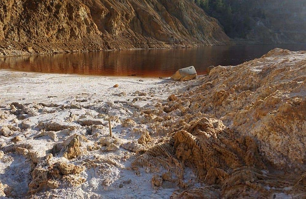 valitses-stin-kypro2.jpg βαλίτσες στην Κόκκινη Λίμνη