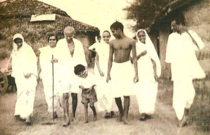 MahatmaArunGandhi Ο Μαχάτμα Γκάντι με τον εγγονό του Αρούν και άλλα μέλη της οικογένειάς του.