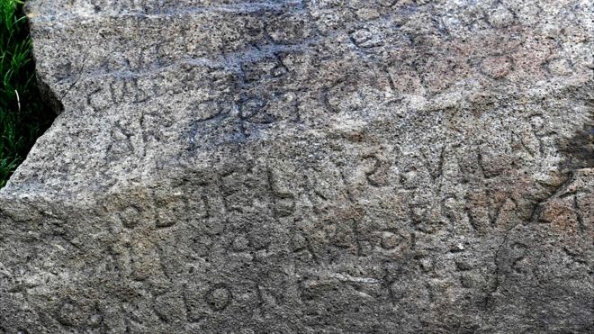brahos2.jpg Μυστήριο με επιγραφή βράχου στη Γαλλία