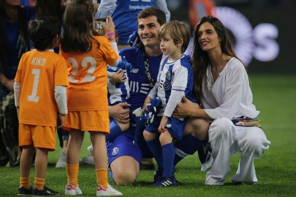 iker-casillas-posando-junto-a-sara-carbonero-y-sus-dos-hijos-martin-y-lucas-efe-manuelfernandoara-jo.jpg iker-casillas-posando-junto-a-sara-carbonero-y-sus-dos-hijos-martin-y-lucas-efe-manuelfernandoara-jo.jpg