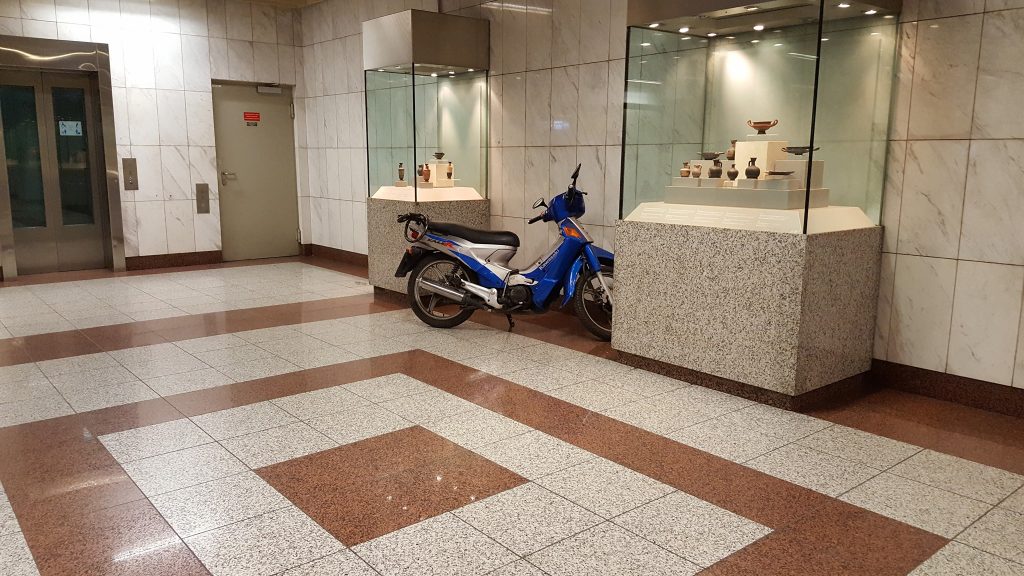 dikyklo.jpg Μηχανάκι στο μετρό