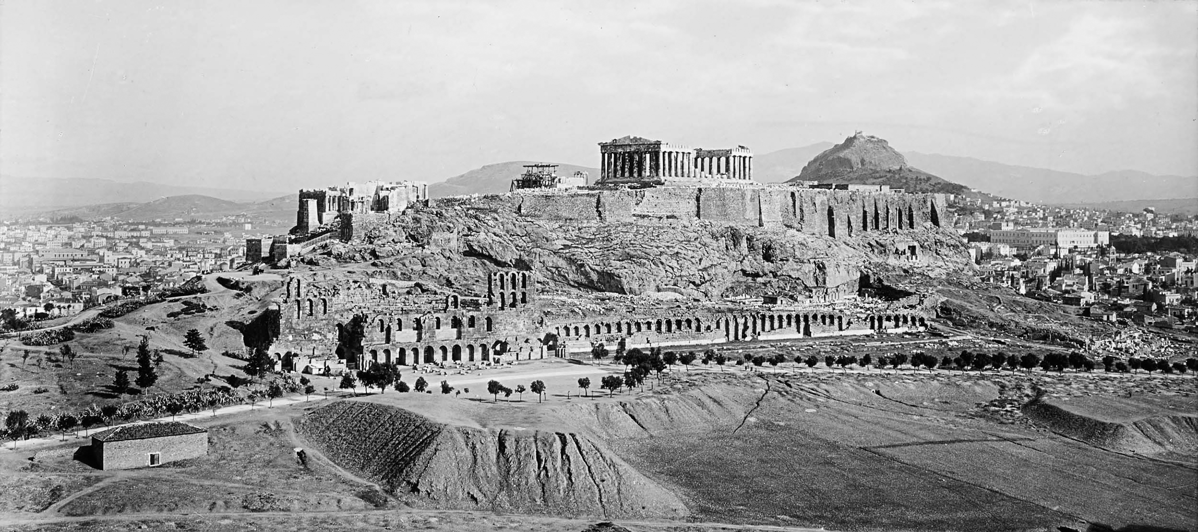 Ο Ιερός Βράχος, η Ακρόπολη, το Ηρώδειο και... τίποτα. Η Αθήνα εξοχική στις αρχές του 20ού αιώνα Ο Ιερός Βράχος, η Ακρόπολη, το Ηρώδειο και... τίποτα. Η Αθήνα εξοχική στις αρχές του 20ού αιώνα