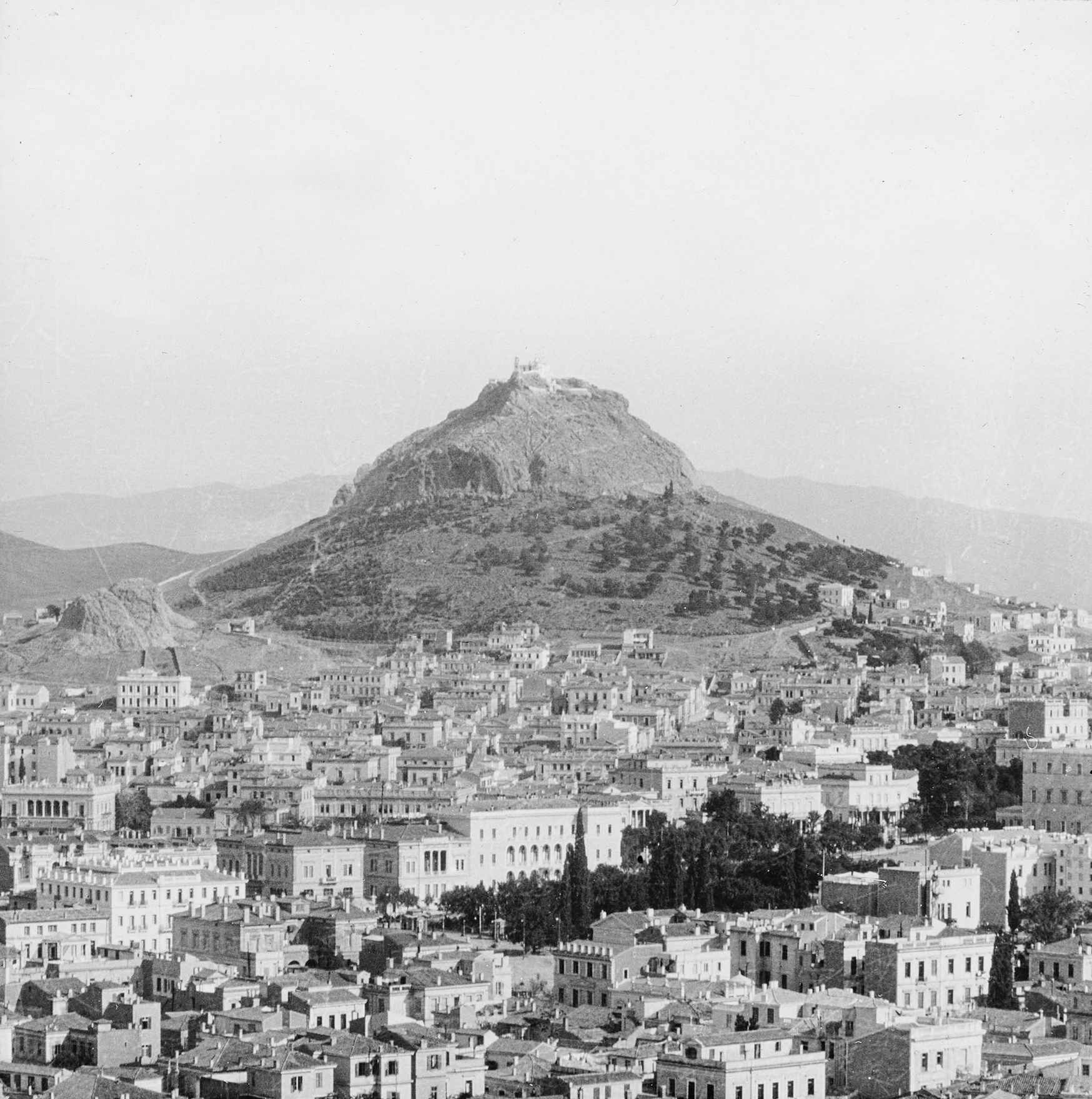 Ο λόφος του Λυκαβηττού µε τον ΑϊΓιώργη και αρκετά σπίτια που δείχνουν την Αθήνα πυκνοκατοικηµένη Ο λόφος του Λυκαβηττού µε τον ΑϊΓιώργη και αρκετά σπίτια που δείχνουν την Αθήνα πυκνοκατοικηµένη