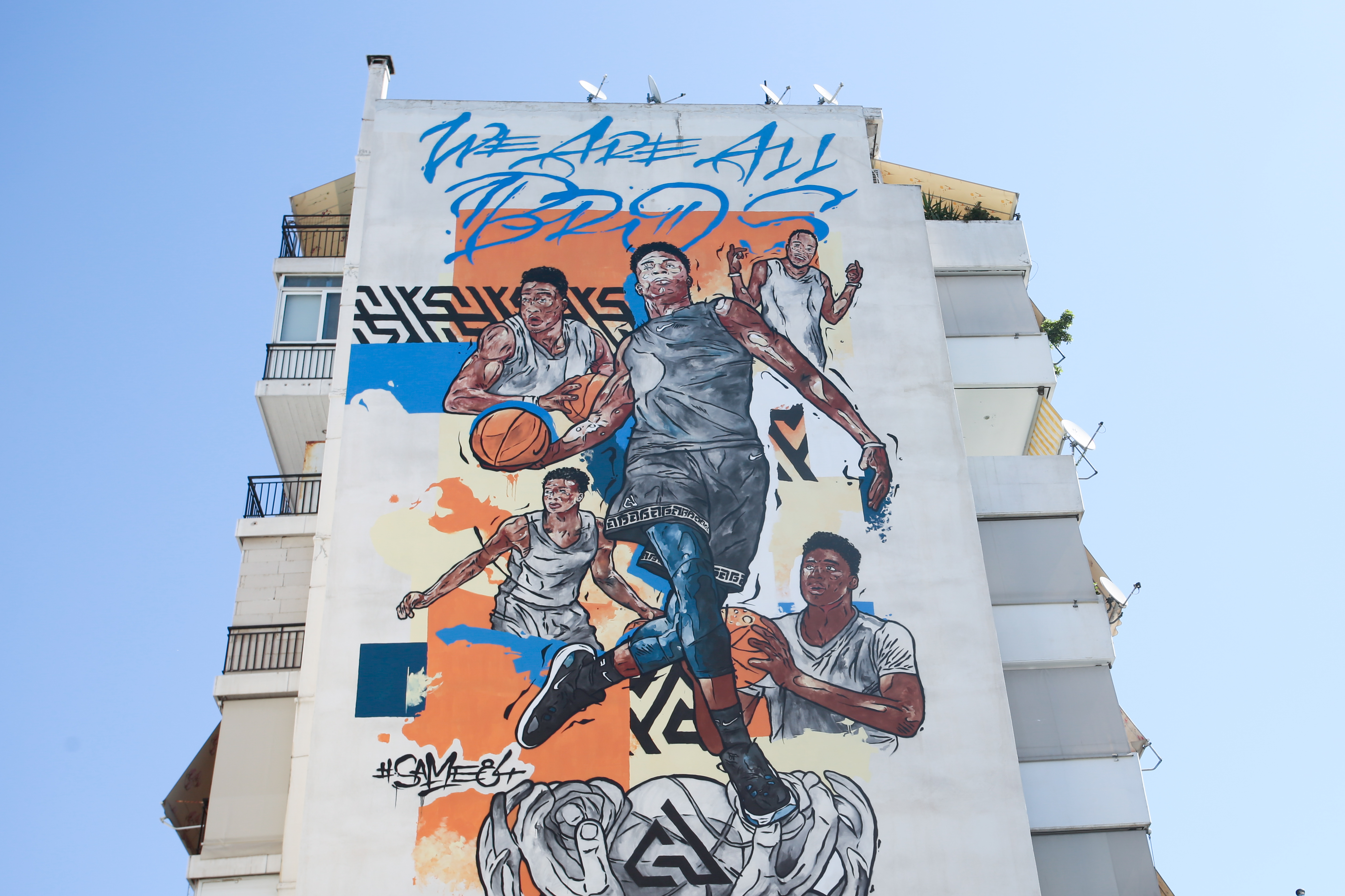 4872586.jpg Γκράφιτι για τους Αντετοκούνμπο στα Σεπόλια