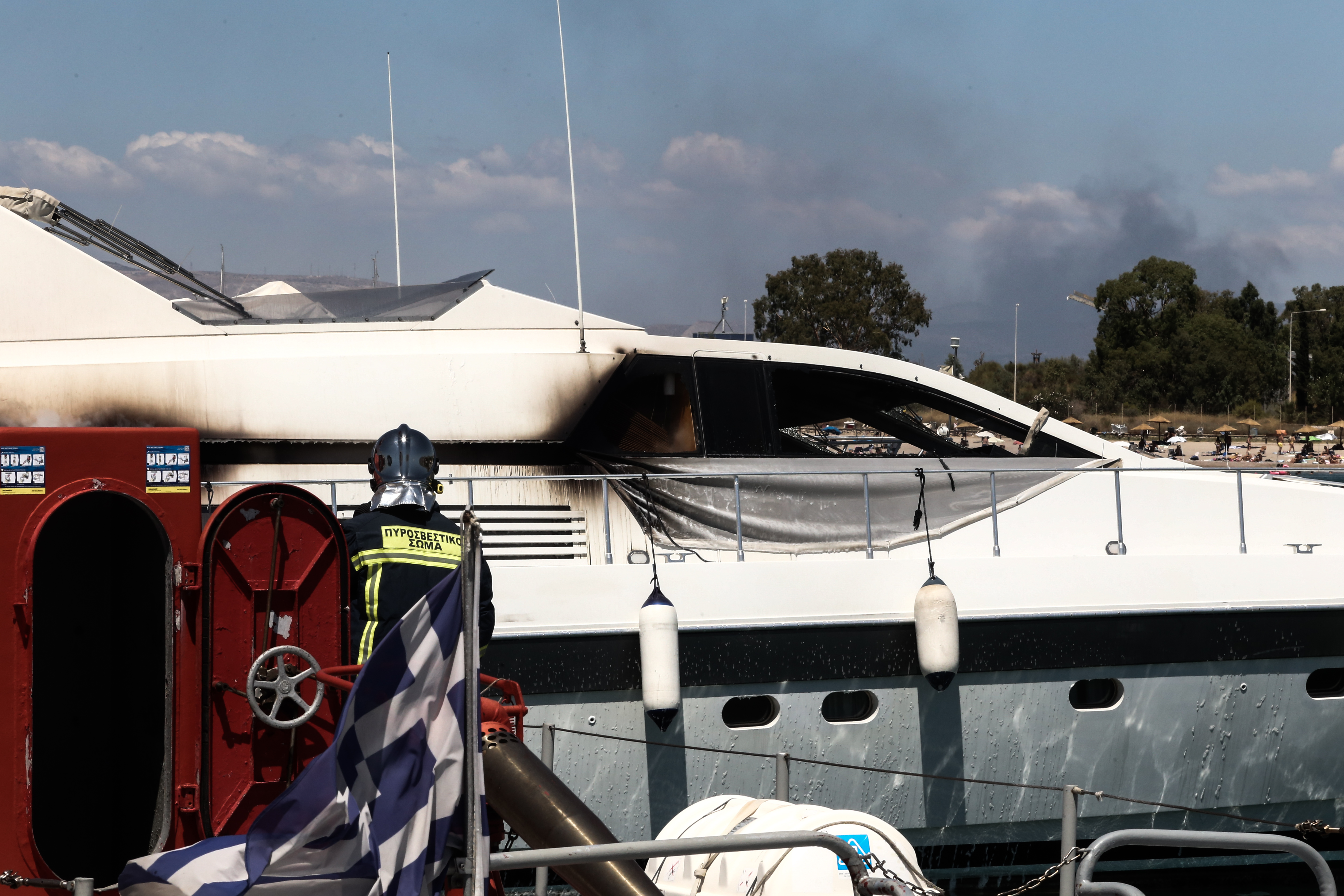 4877369.jpg Φωτιά σε σκάφος στη Γλυφάδα