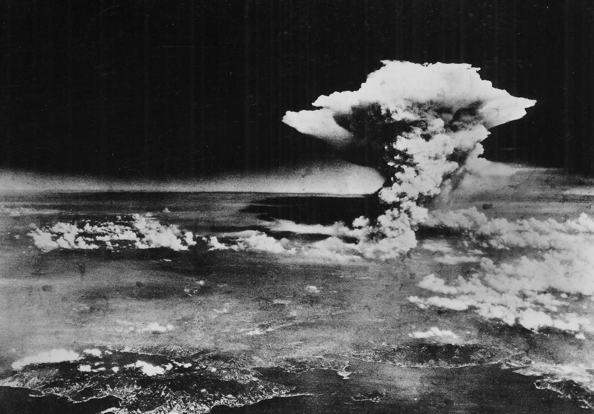 ap_140694097683.jpg Πυροθύελλα στην Χιροσίμα μετά την ατομική βόμβα 1945