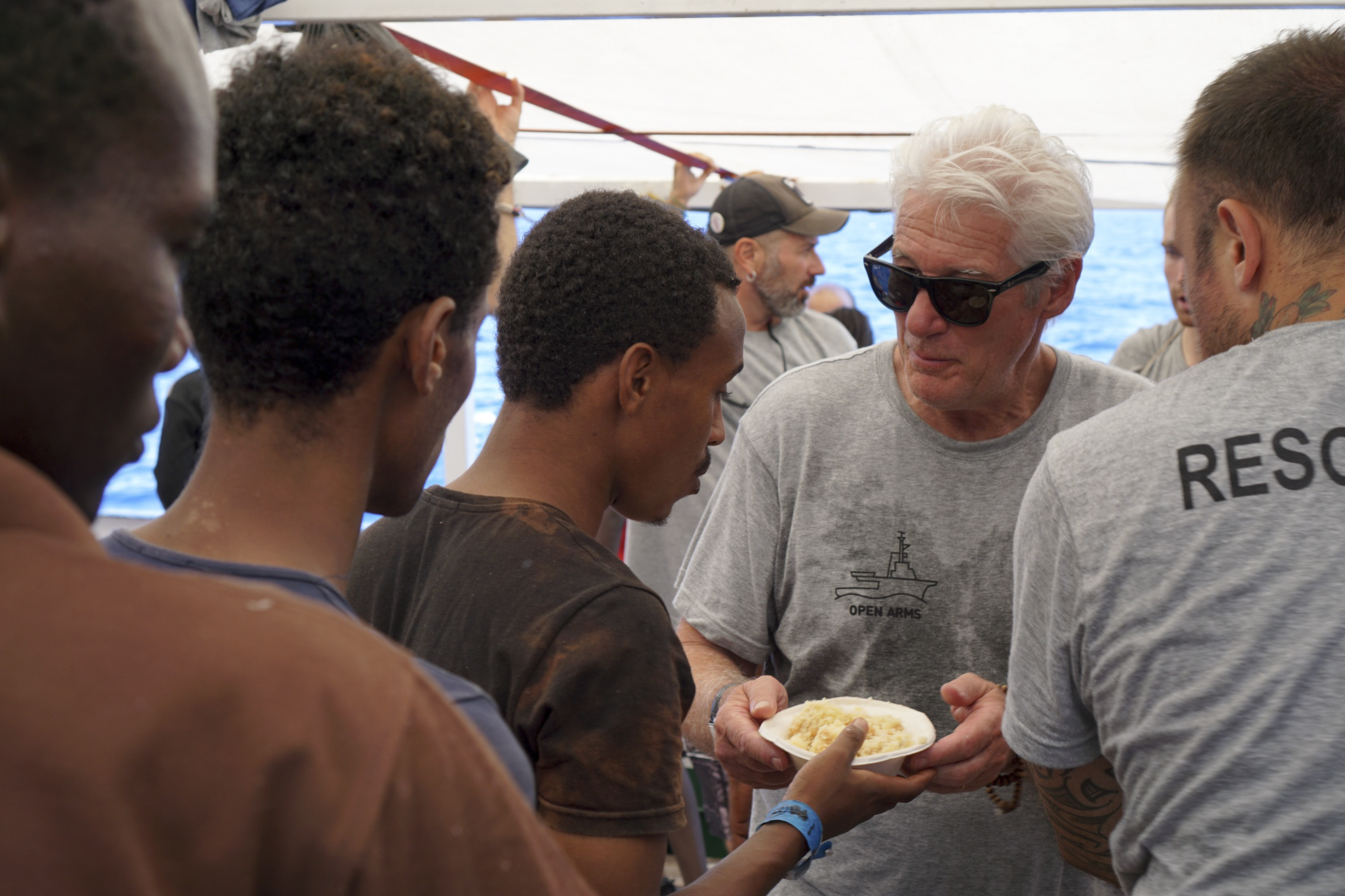 ap_19221447856446.jpg Ο Ρίτσαρντ Γκιρ σε πλοίο με μετανάστες