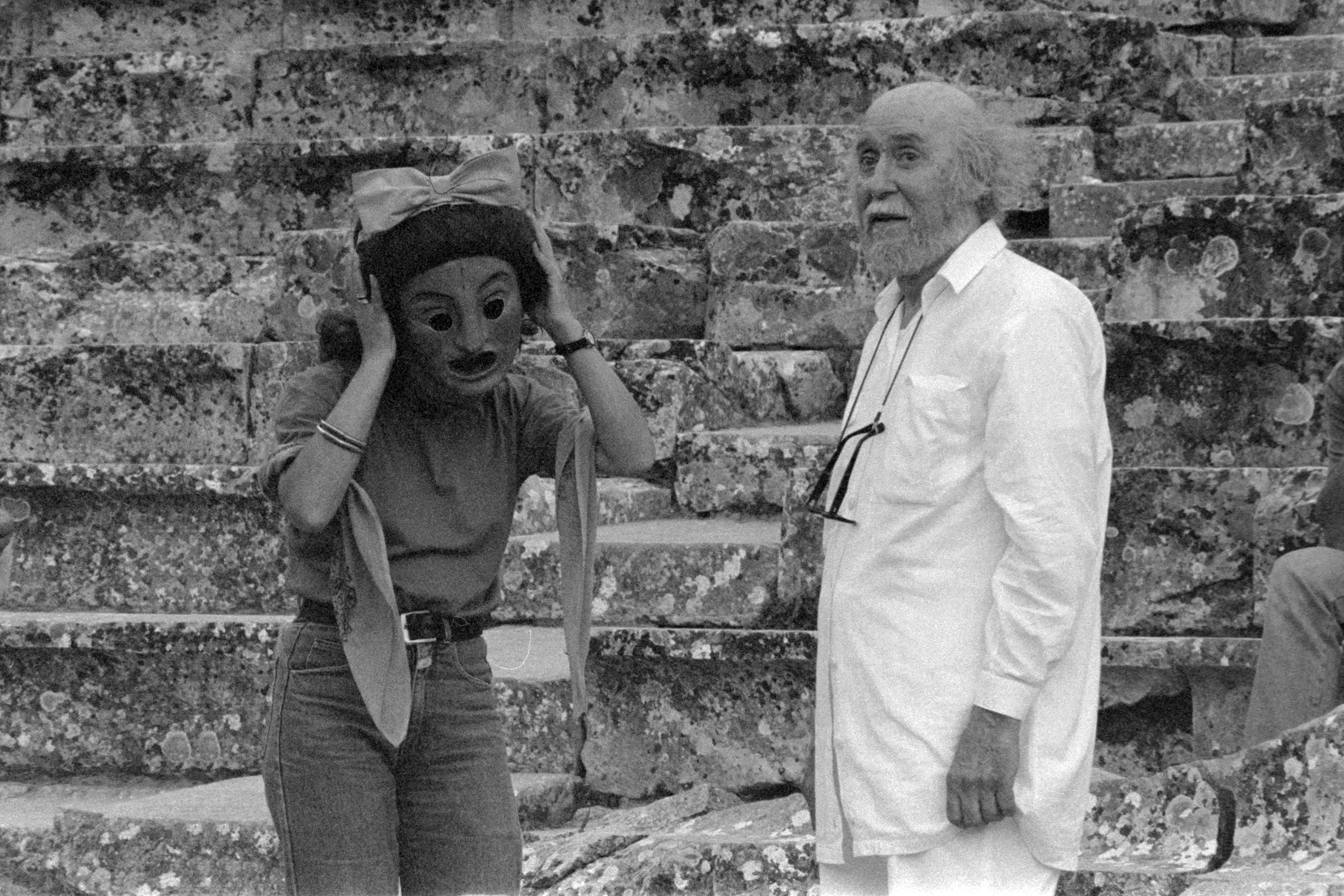 pittaki_tsarouhis_1986.jpg pittaki_tsarouhis_1986.jpg