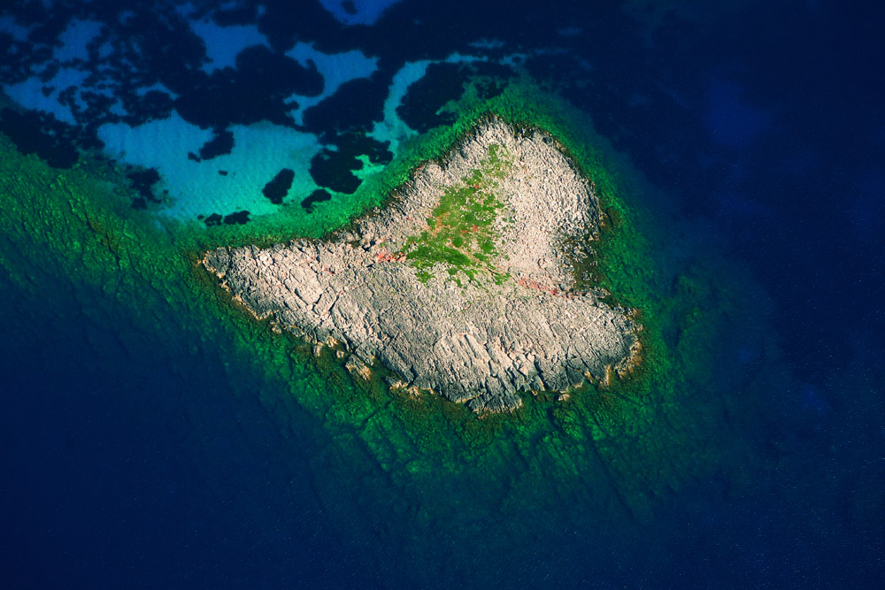 heart-shaped_island.jpg heart-shaped_island.jpg