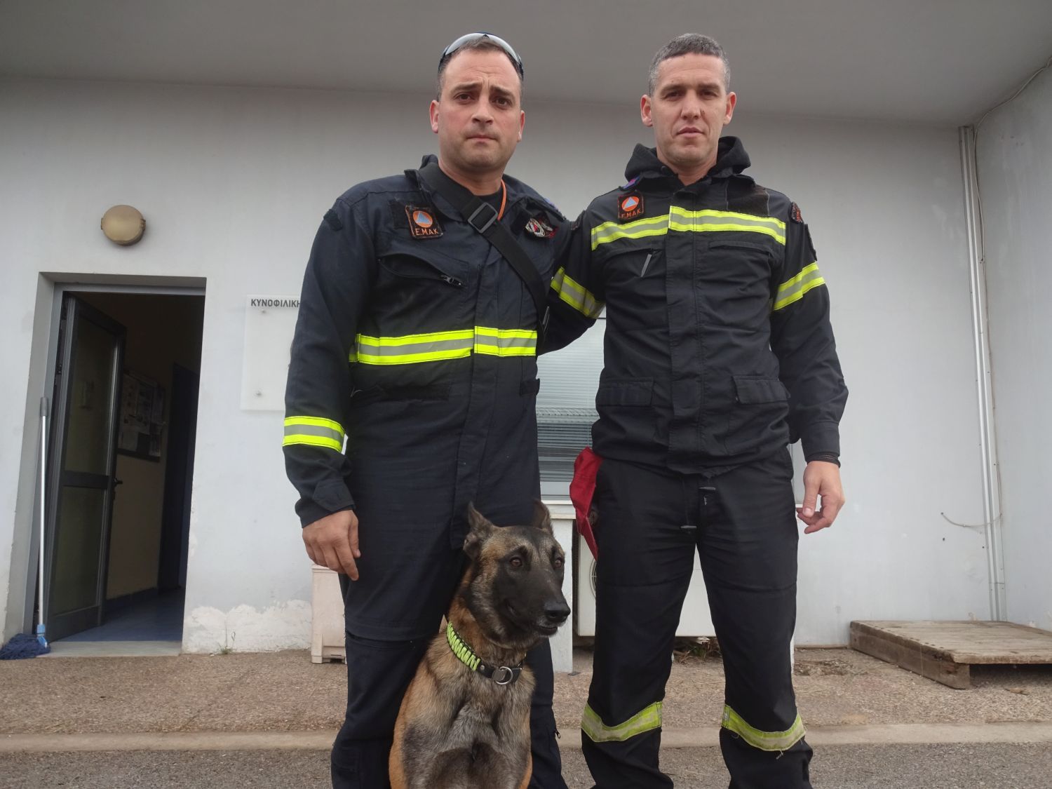 dsc02147.jpg Ο «γιατρός» Ευάγγελος Αλεξανδρής (αριστερά) με τον Βασίλη Γεροκώστα και τον πανέμορφο Όσκαρ που επιχείρησε στην Αλβανία