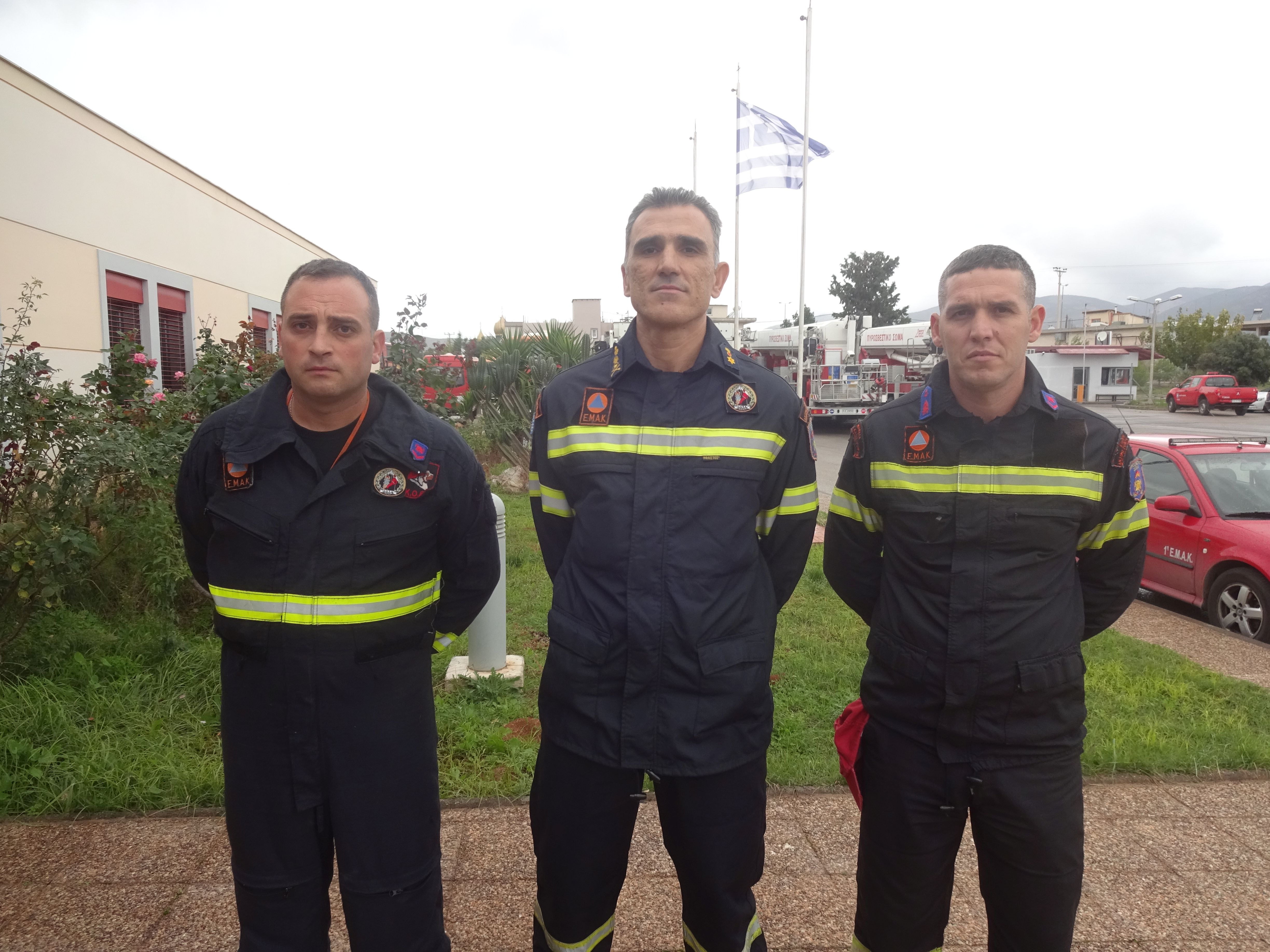 dsc02155.jpg Ο επιπυραγός Σύρος Καρούμπης (στο μέσον) είναι από τα πιο έμπειρα μέλη της 1ης ΕΜΑΚ, μαζί με τους Ευάγγελο Αλεξανδρή, Βασίλη Γεροκώστα (δεξιά)