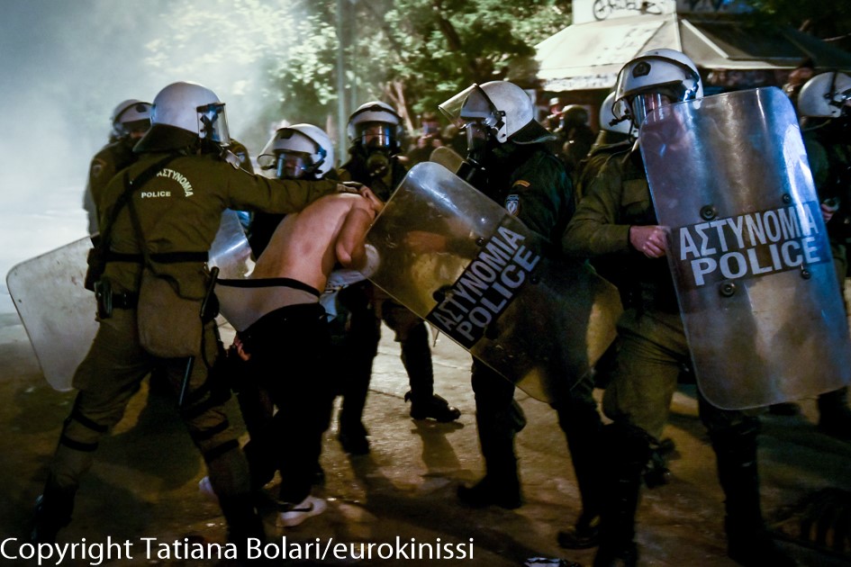 mpolari.jpg Προσαγωγή στα Εξάρχεια