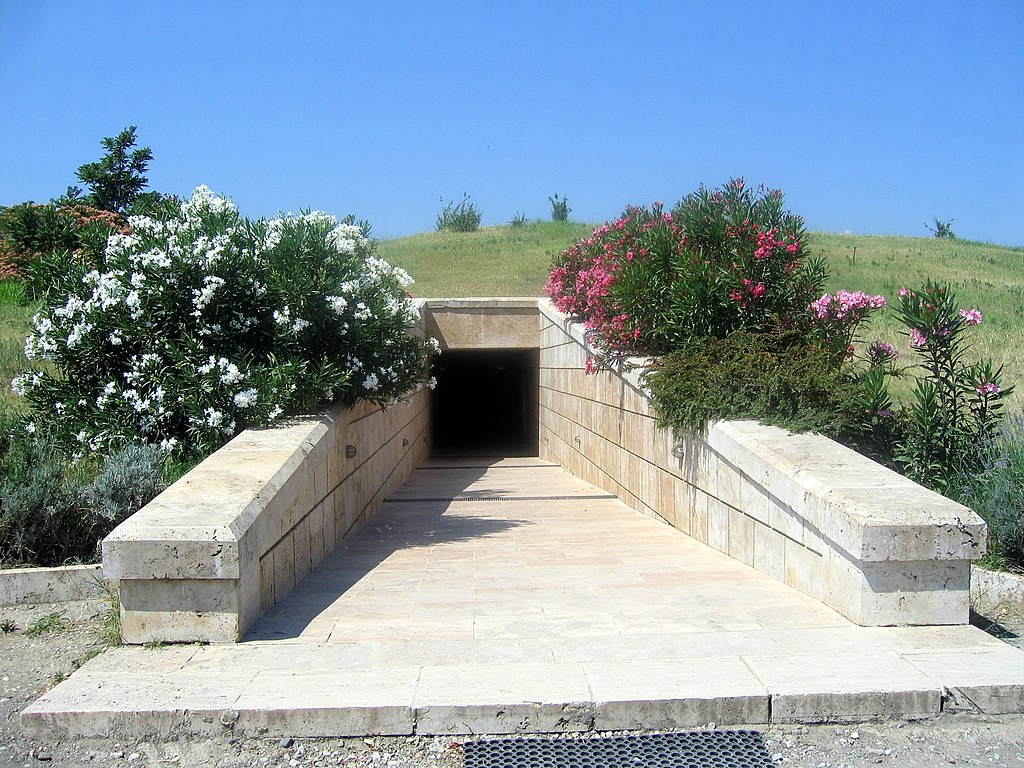 1024px-vergina_tombs_entrance.jpg 1024px-vergina_tombs_entrance.jpg