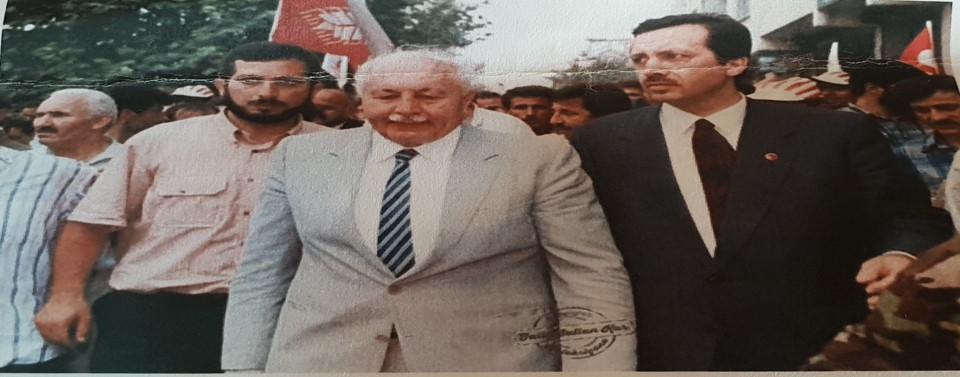3gfl021.jpg Ο πρωθυπουργός Ερμπακάν με τον Ερντογάν, τότε δήμαρχο Κωνσταντινούπολης