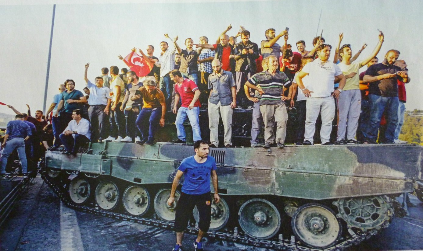 3gfl032.jpg Κατάπνιξη του πραξικοπήματος, το οποίο έχασε το πλεονέκτημα του αιφνιδιασμού, λόγω διαρροής των σχεδίων