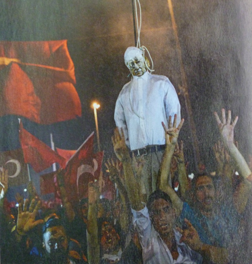 3gfl034.jpg Ο άλλοτε ομοϊδεάτης του Ερντογάν, ο ιεροκήρυκας Γκιουλέν, είναι για τον Ερντογάν περισσότερο επικίνδυνος από τους κεμαλικούς