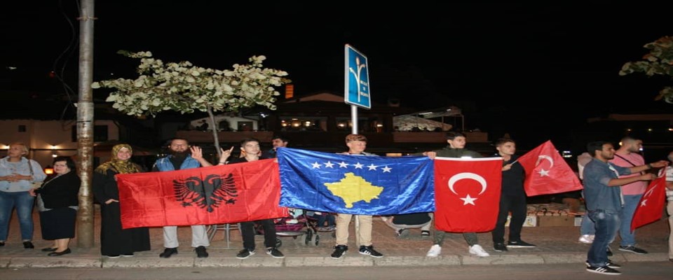3gfl051.jpg Αλβανοί στο Κόσοβο που επιχαίρουν για την νίκη του Ερντογάν