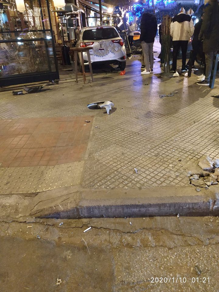 82318171_2980277225367933_4914564406311911424_o.jpg αυτοκίνητο σε καφετέρια