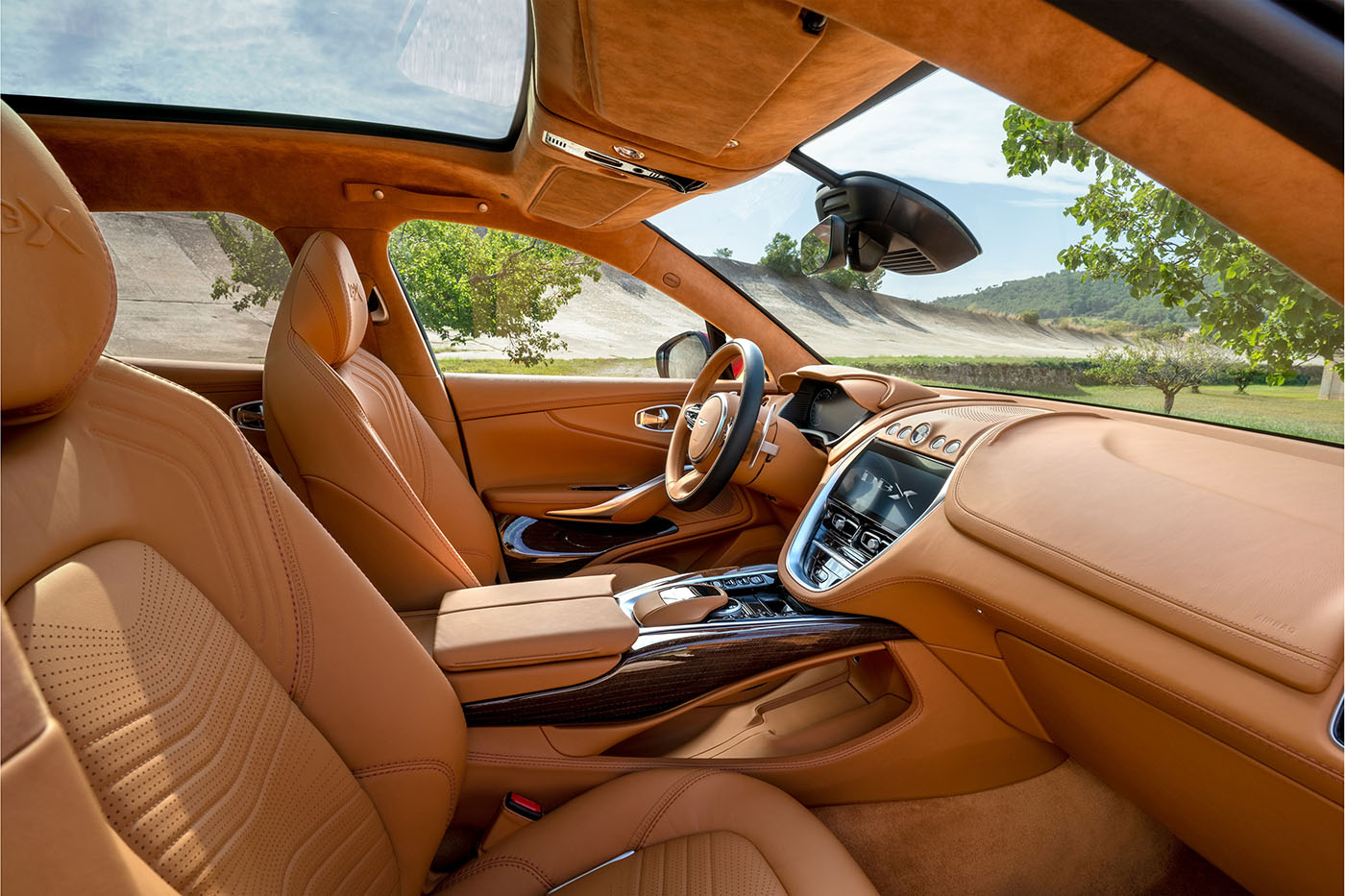 aston_martin_dbx_11_copy.jpg aston_martin_dbx_11_copy.jpg