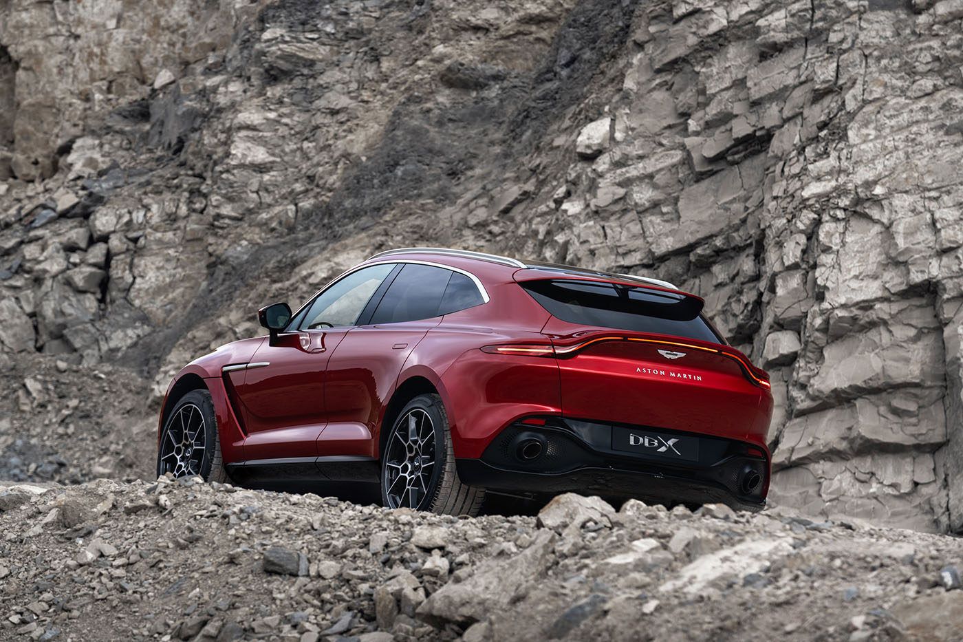aston_martin_dbx_15_copy.jpg aston_martin_dbx_15_copy.jpg