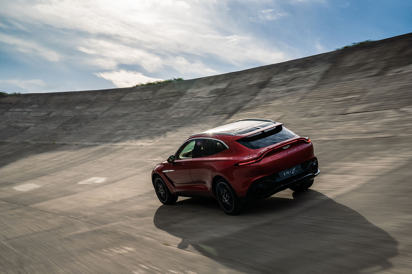 aston_martin_dbx_27_copy.jpg aston_martin_dbx_27_copy.jpg