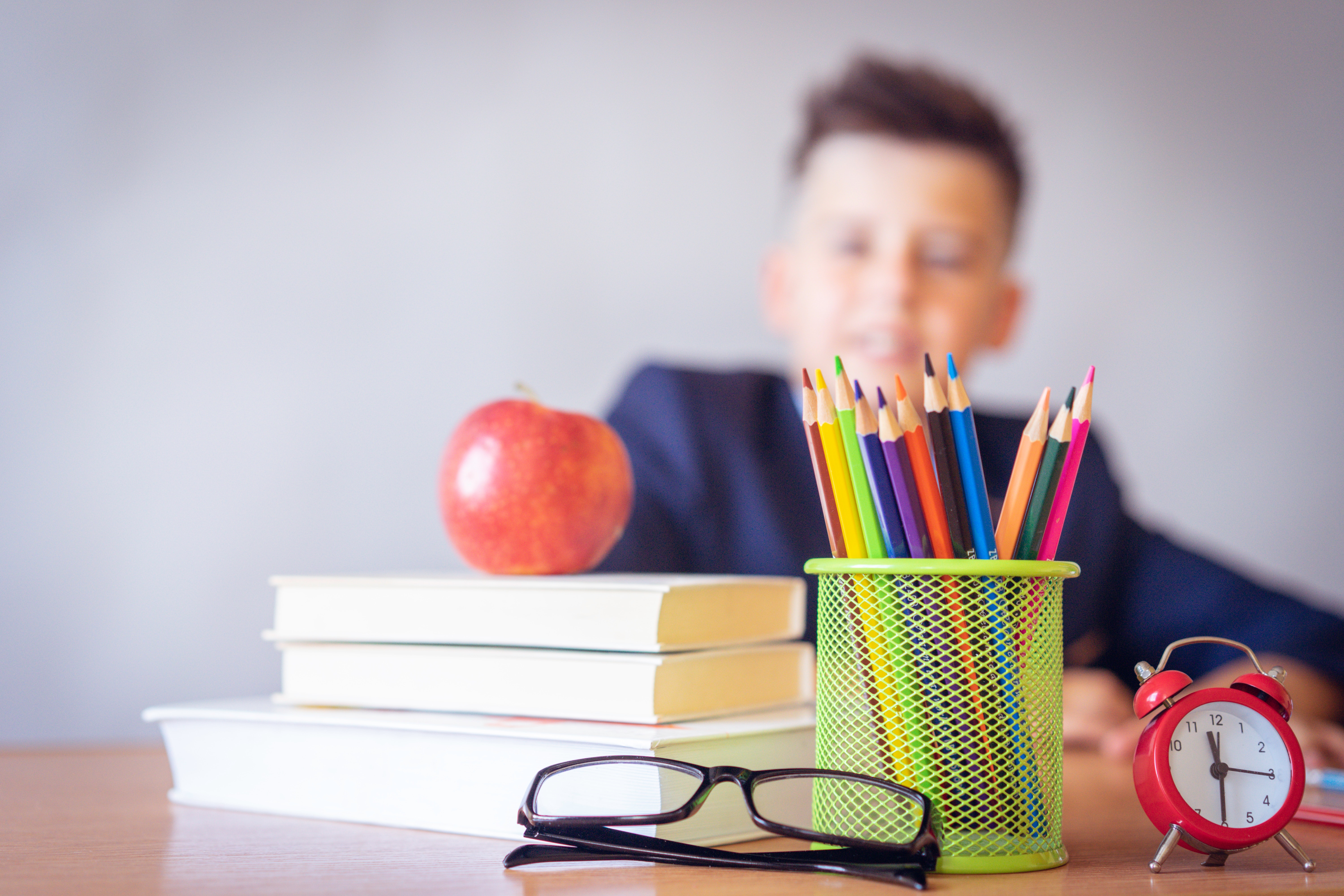 boy-looking-on-a-tidied-desk-2781814.jpg Μαθητής σε τάξη