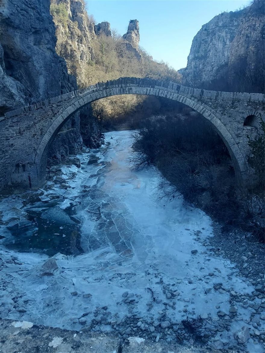 πέτρινο γεφύρι του Κόκκορη στο Ζαγόρι πέτρινο γεφύρι του Κόκκορη στο Ζαγόρι